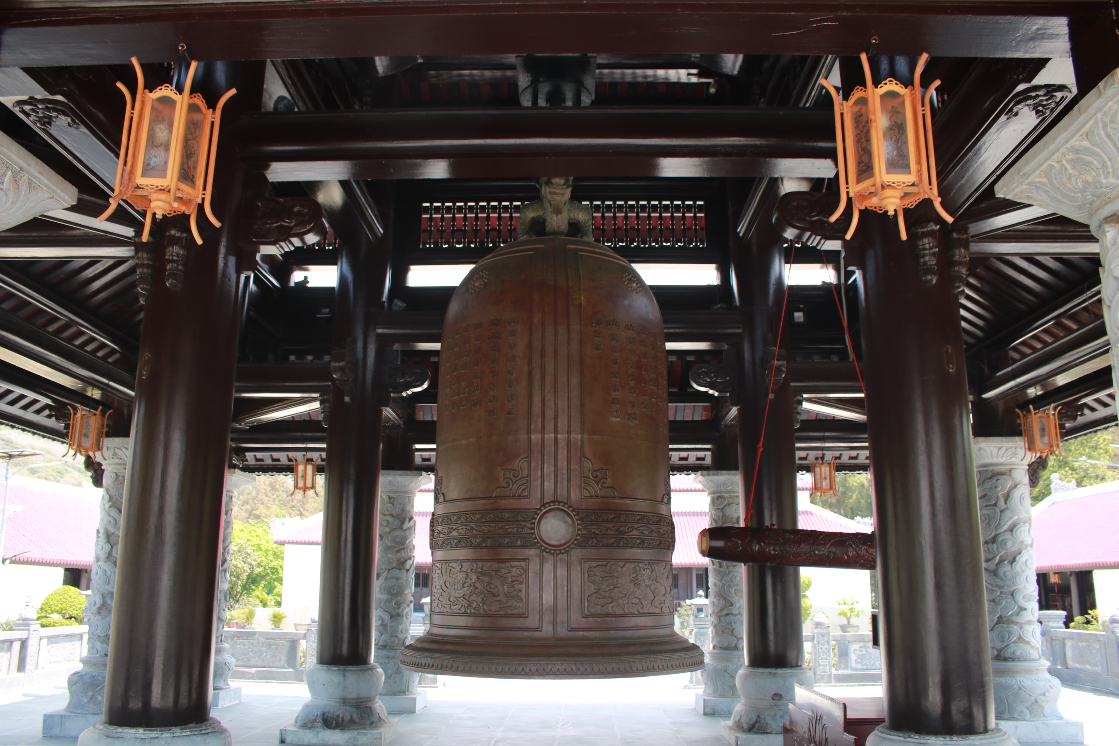 Bài minh bất hủ trên thân chuông